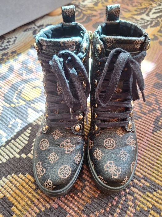 Оригинални обувки Guess без забележки