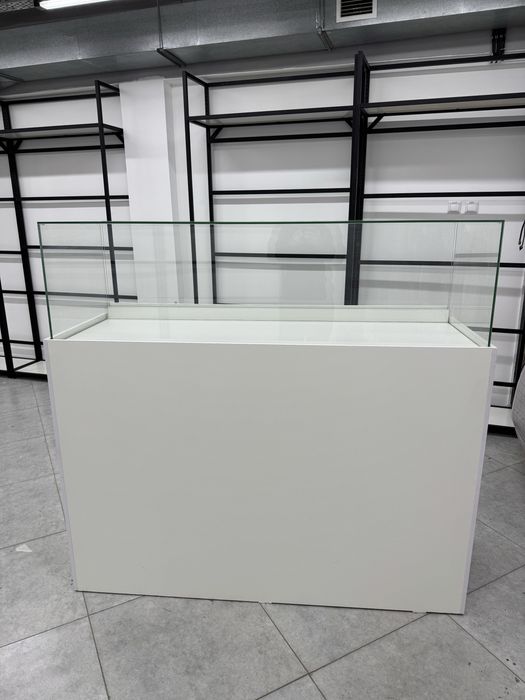 Стеклянная ветрина