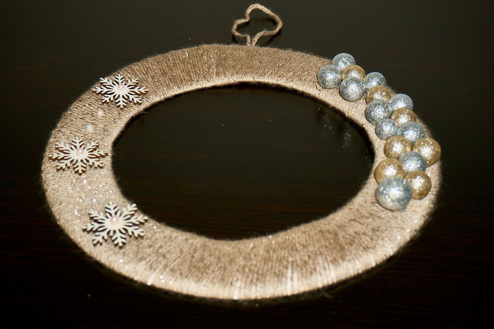 Golden Snow Wreath – Decorațiune handmade de Crăciun