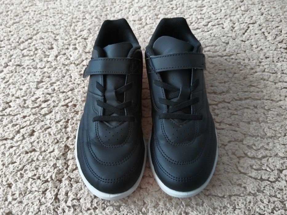 Детски обувки за футзал 100, черно-сиво, Kipsta - 36 номер