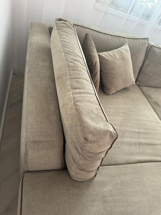 Coltar living cu extindere și lada culoare bej/maro deschis 300x195