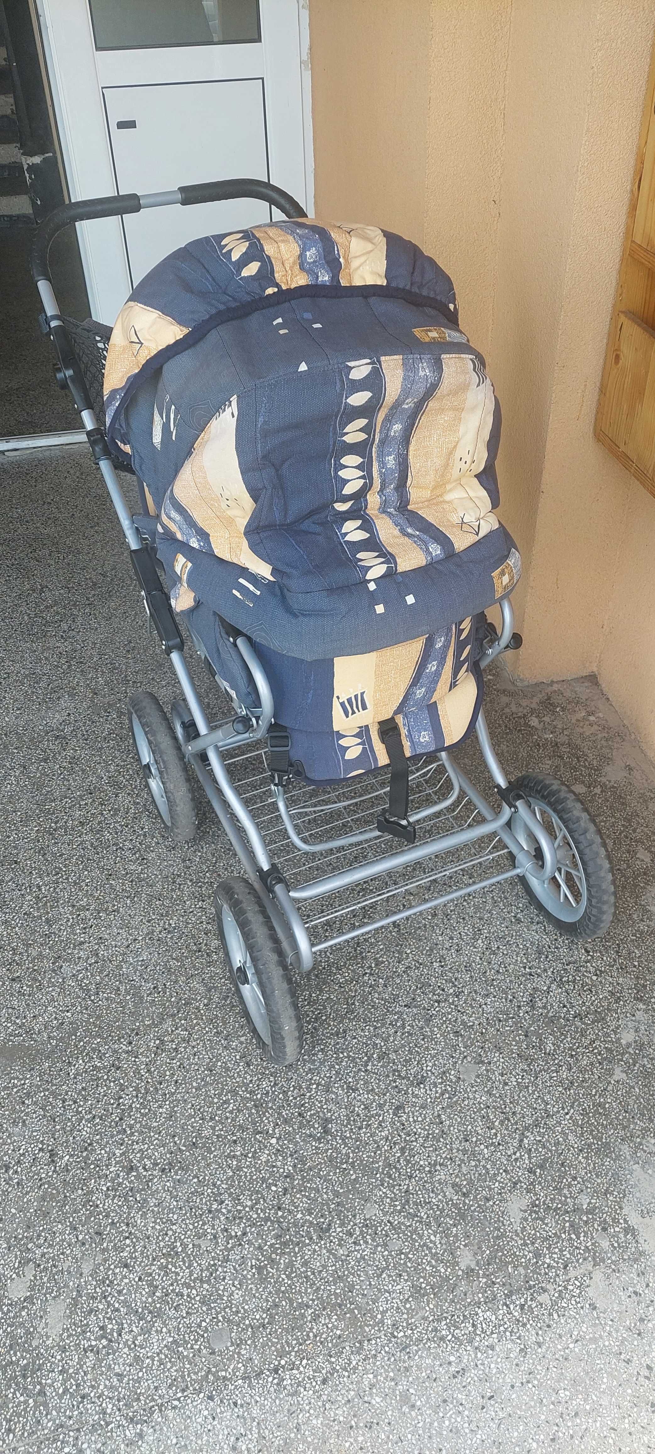 Детска количка с променяща се форма