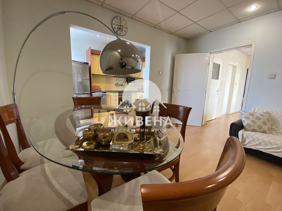 Продавам триетажна къща в обл.Варна, гр. Аксаково, РЗП: 306 кв.м