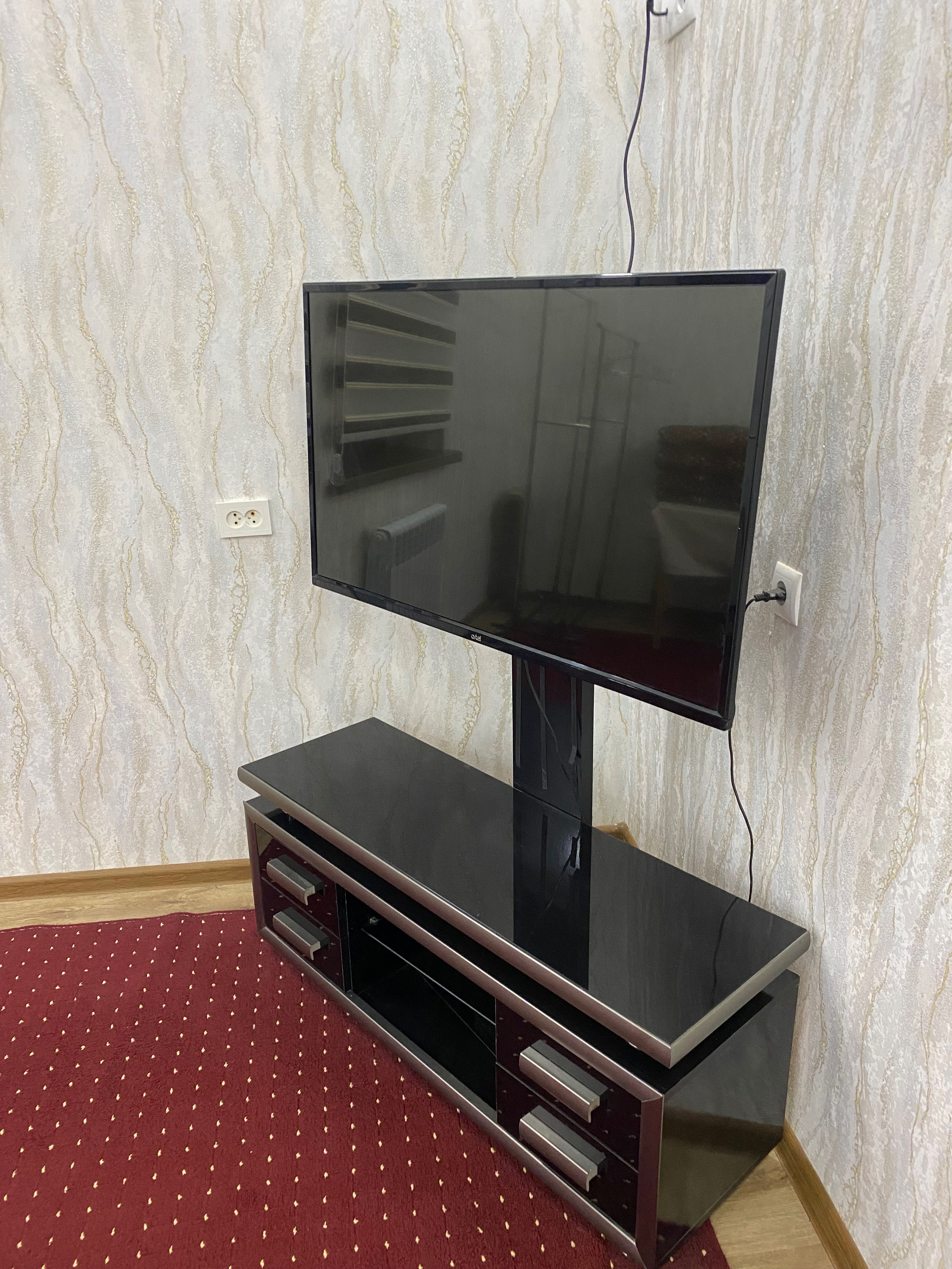 Televizor sotiladi padstavkasi bilan
