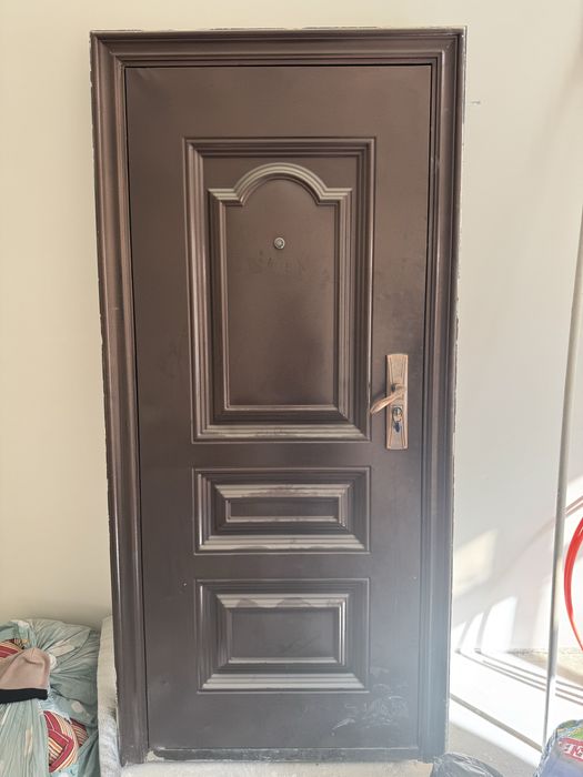 Kvartira tashqi temir eshigi