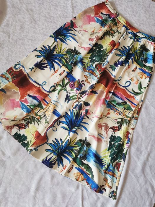 Разкроена пола в пъстри цветове