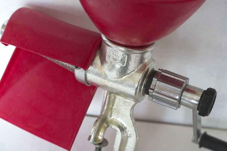 Ручная чугунная соковыжималка  "Струмок"  (СССР)