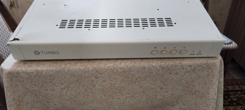 Вытяжка Turbo на кухню в рабочем состоянии.