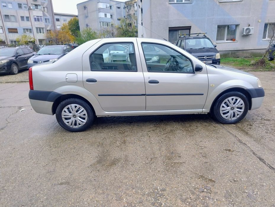 Vând Dacia Logan