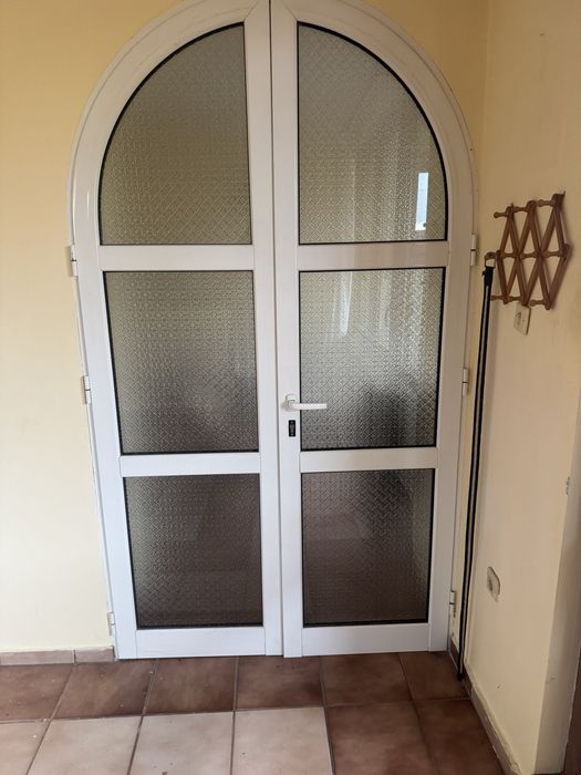 Врата алуминиева ,овал - интериорна !