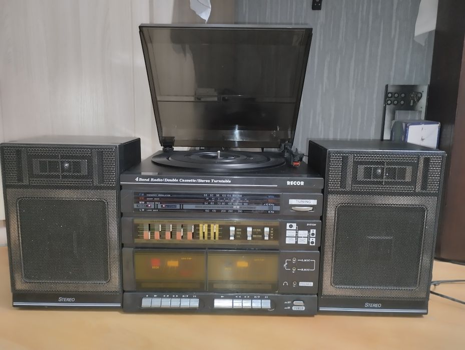 Магнитоэлектрофон с тюнером RECOR