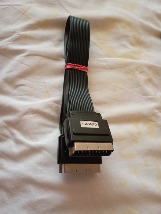 cablu SCART, cunoscut și sub denumirea de Peritel sau Euroconnector.