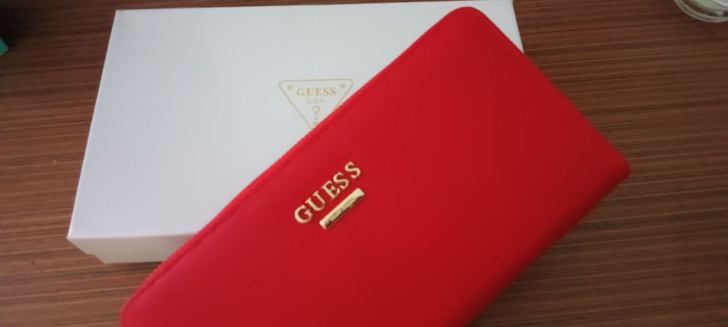 Голямо портмоне  Guess с изчистен дизайн, акцентно метално лого и зако