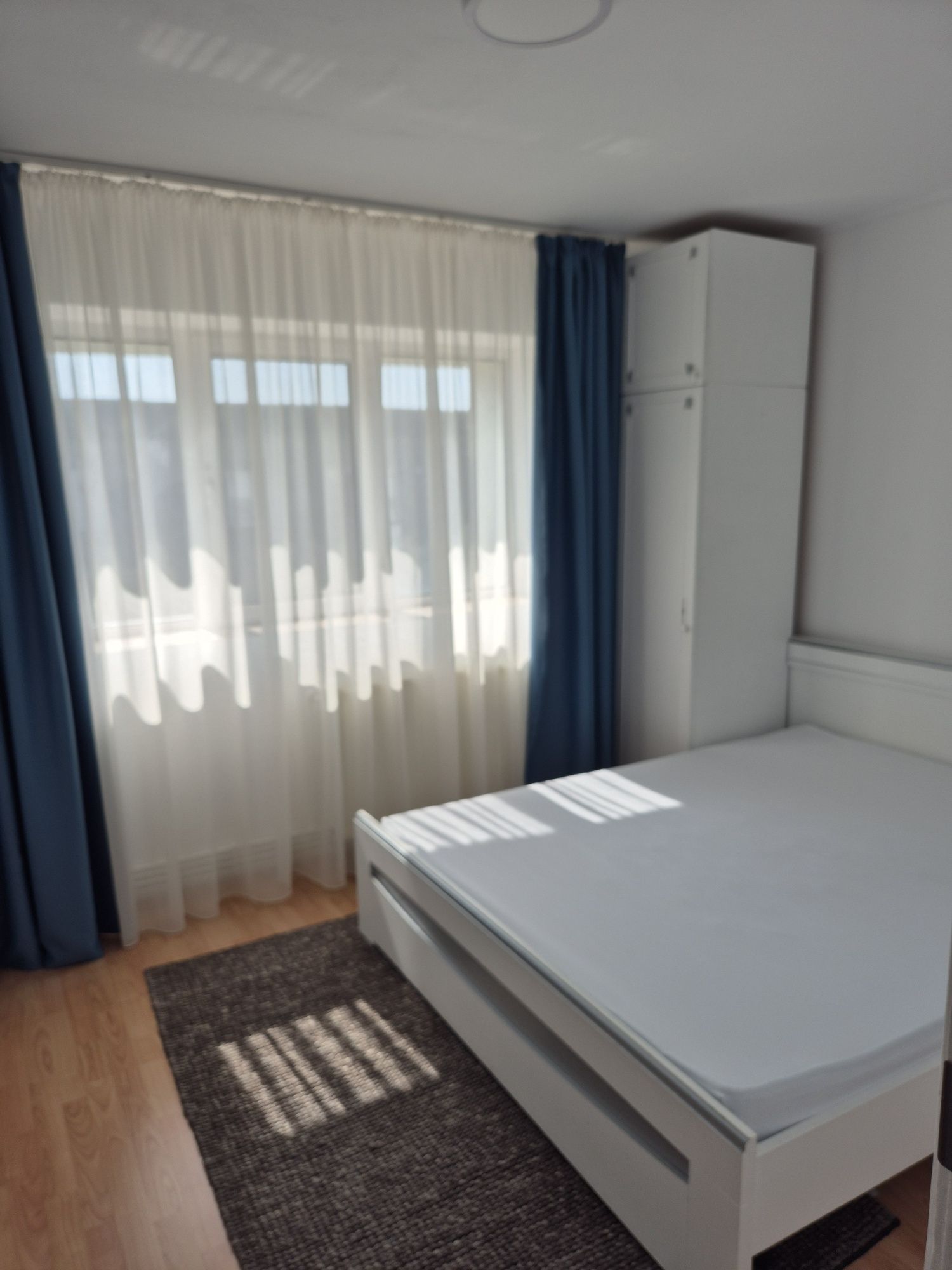 Închiriez apartament cu 3 camere , aleea Rozelor,  blcFB 20, etaj 4. S