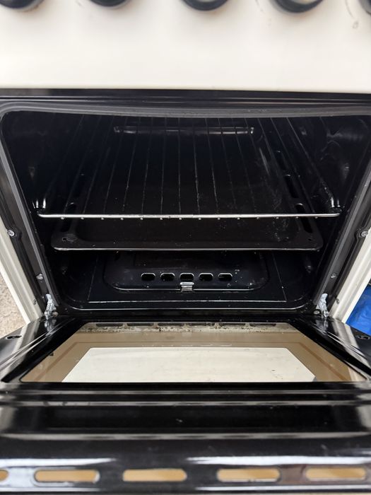 Vand aragaz cu patru ochiuri