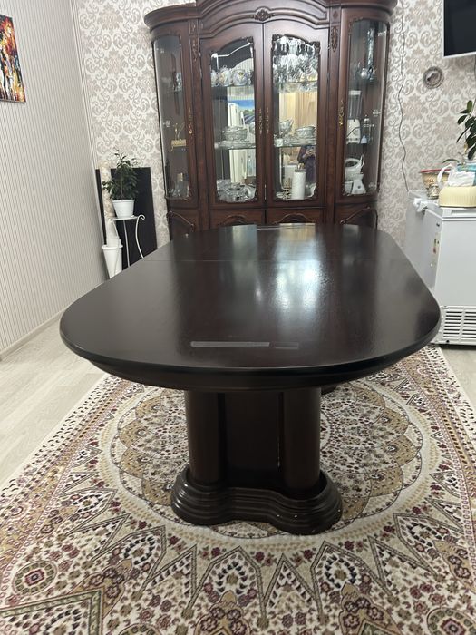 Стол обеденный в хорошем состоянии