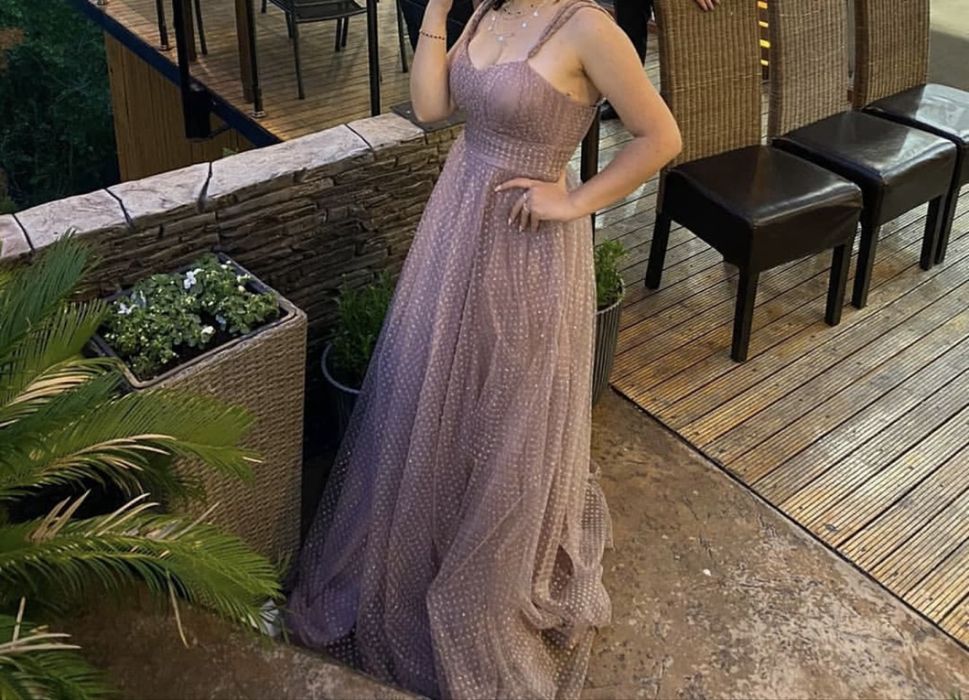 лилава бална рокля с презрамки изработена от нежен тюл