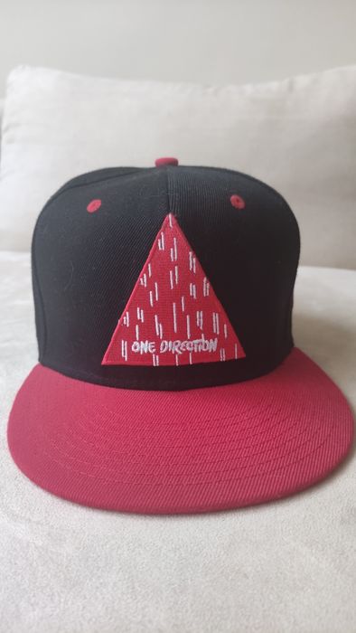 Шапка с козирка черно/червена