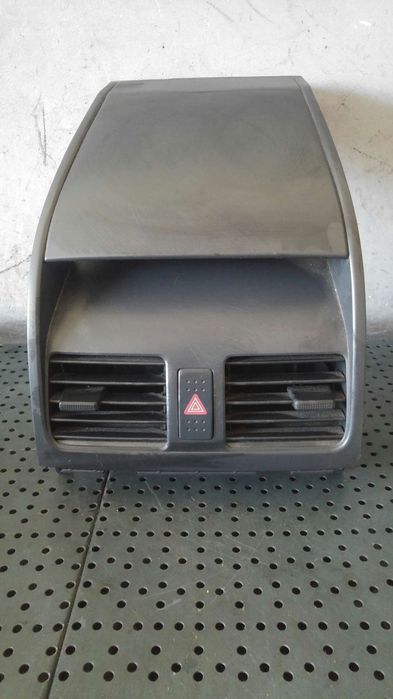 Ornament trim bord cu guri ventilatie centrala si buton avarie fiat sedici 189 7382279j