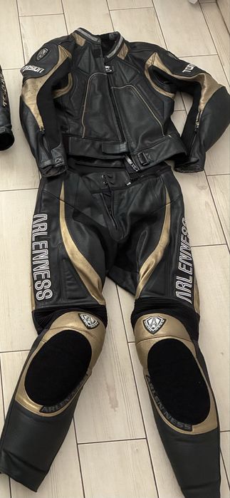 Costum moto cu protecții