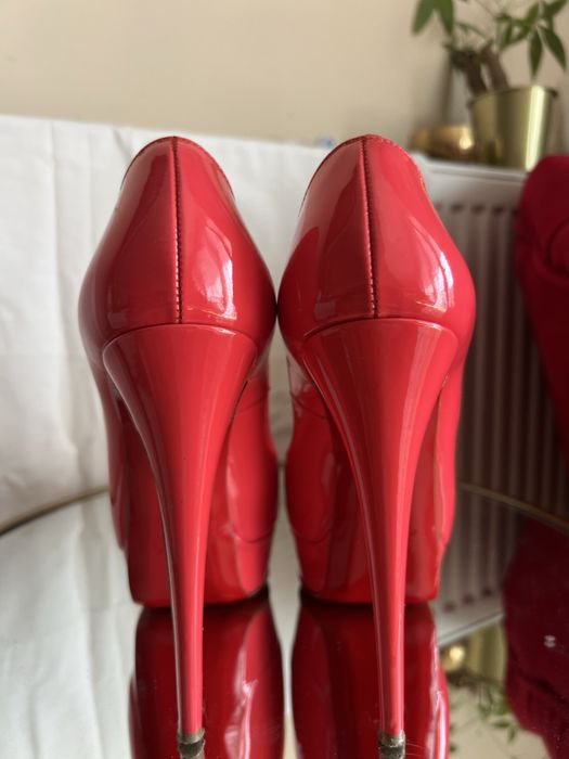 Pantofi Christian Louboutin lac-marime 37