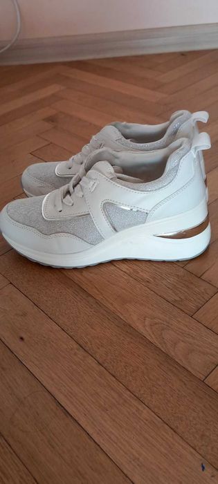 Бели детски сникърси