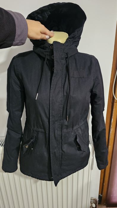 Geaca neagră călduroasă cu glugă 158-164. XS-S