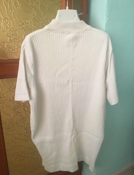 Tricoul alb, pe gat