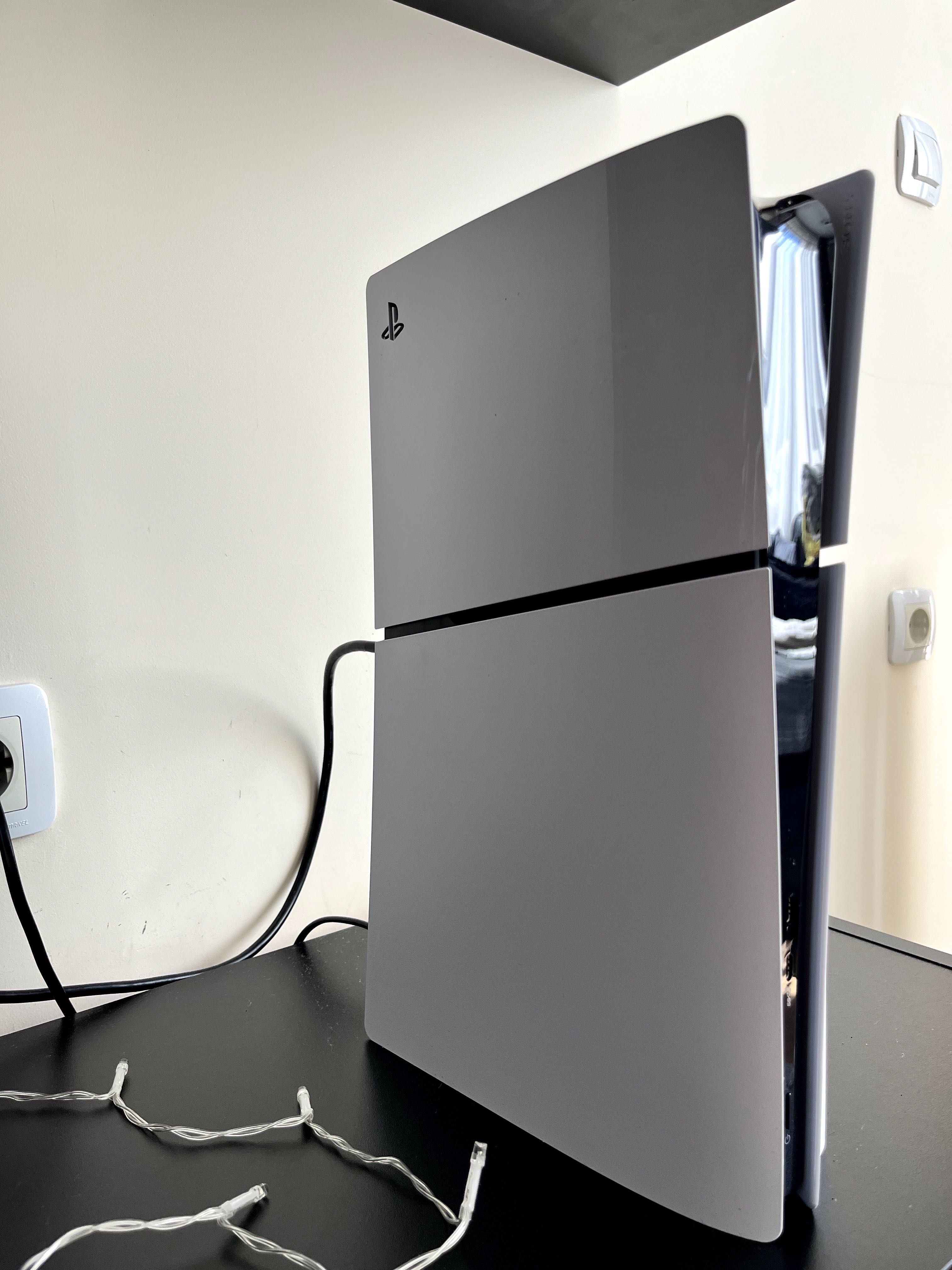 PlayStation 5 с 2 контролера - PS5 - почти нова