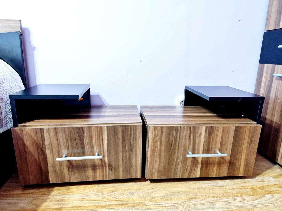 Нощни шкафчета и тоалетка с огледало в  цвят орех + черно