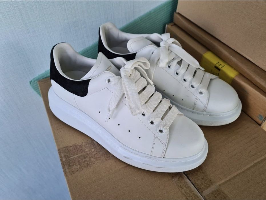 Sneakers dama 4 perechi (Alex McQueen, Jimmy Choo si Skechers)