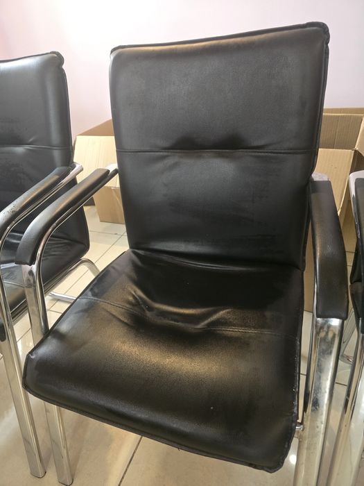 Продаются 4 офисных стула в хорошем состоянии