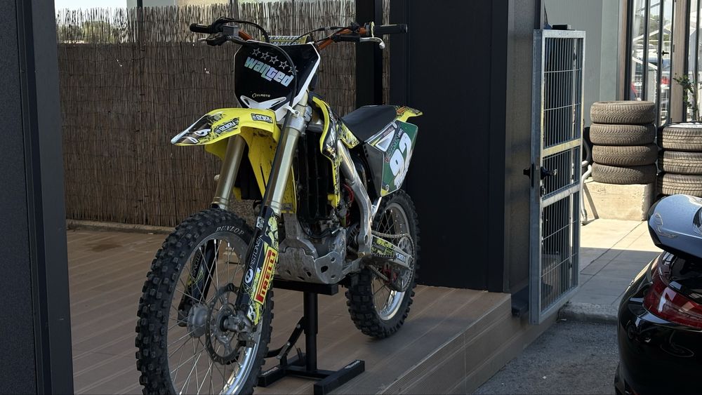 Suzuki rmz-250.