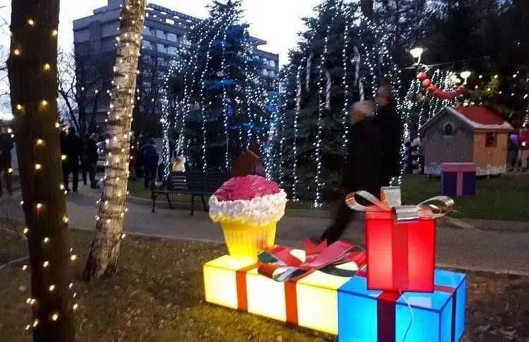 Iluminat festiv Craciun, decoratiuni luminoase primarii, hoteluri