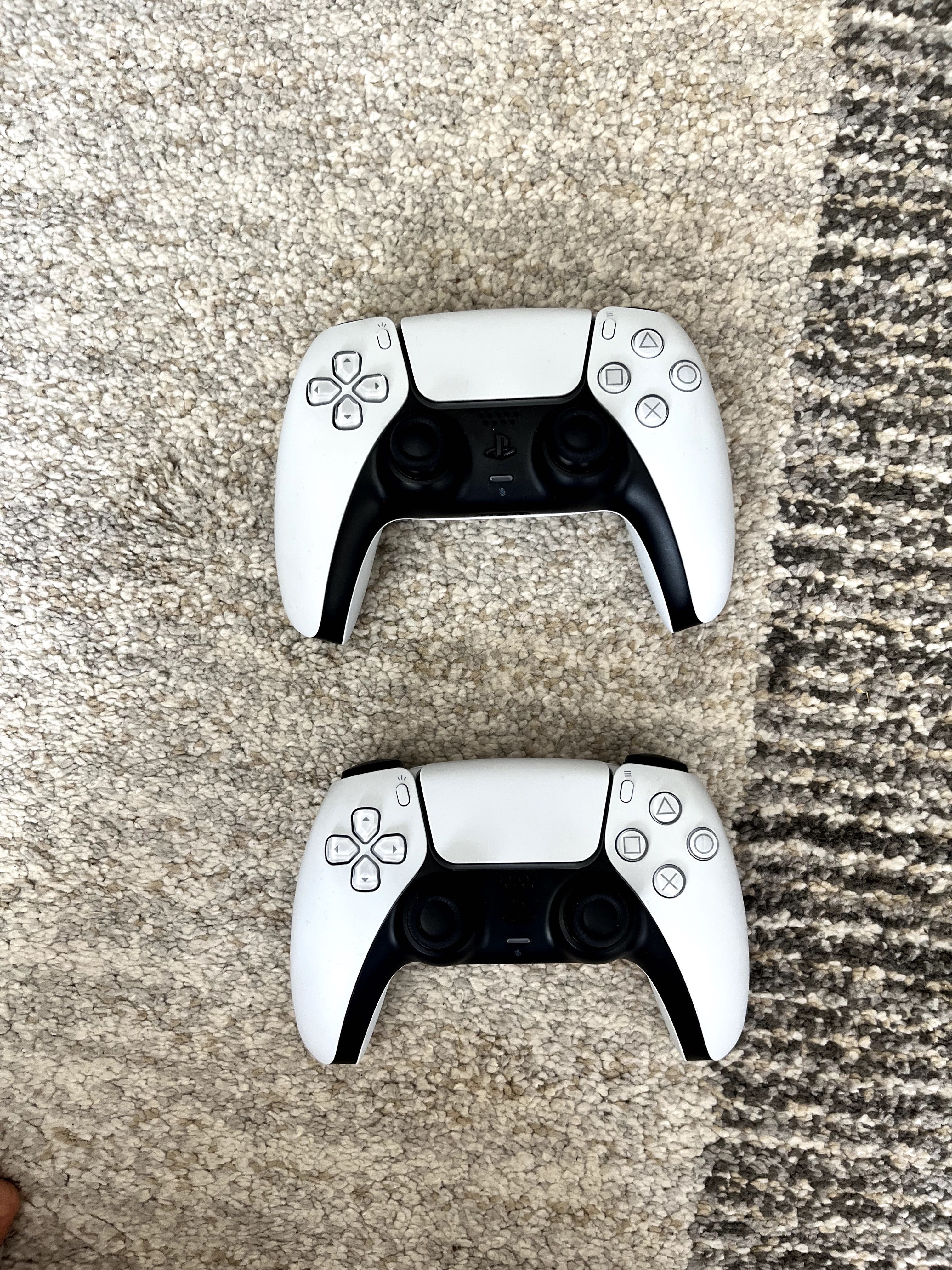 PlayStation 5 с 2 контролера - PS5 - почти нова