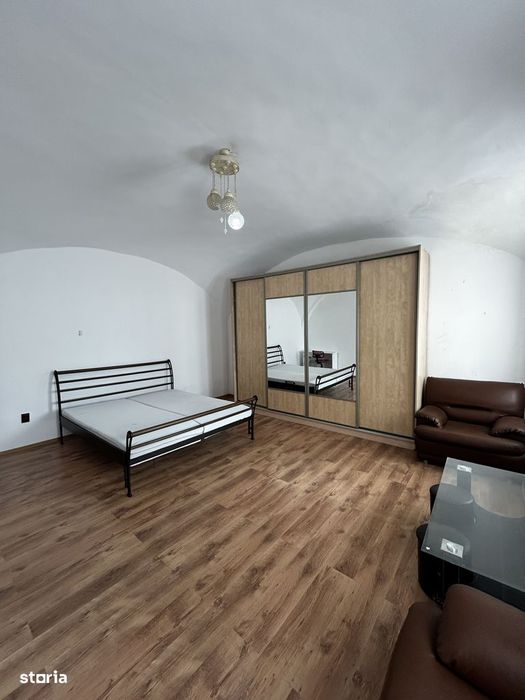 Apartament 3 Camere De Inchiriat Boul Rosu