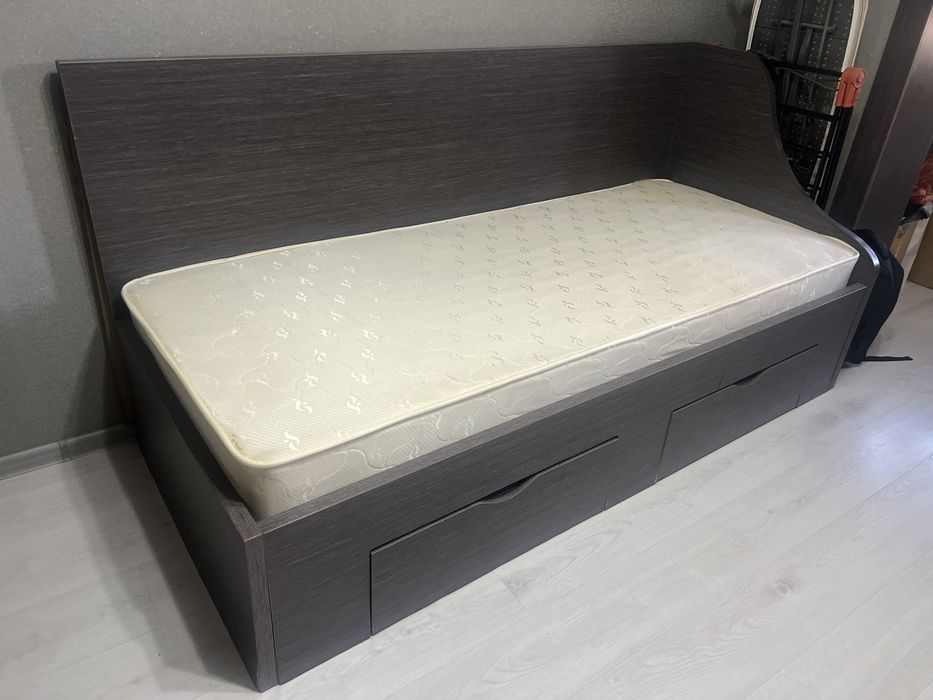Кровать темно серого цвета