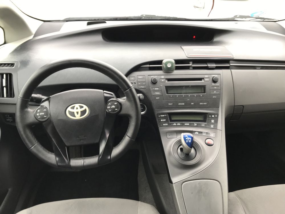 Vând Toyota Prius Hybrid 2012