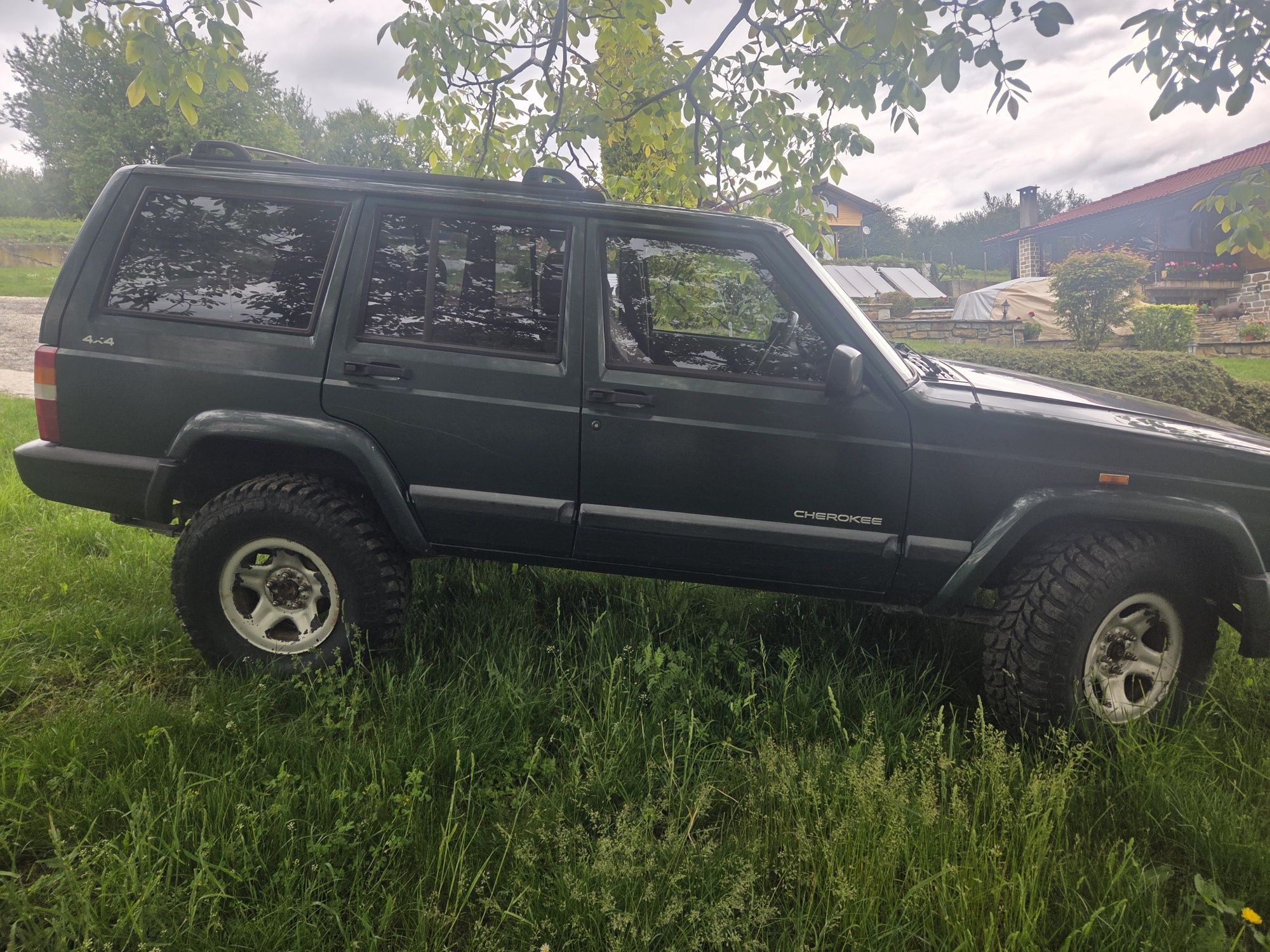 Продава се Jeep Cherokee