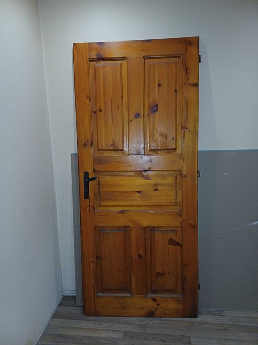 Дървена масивна врата от чам