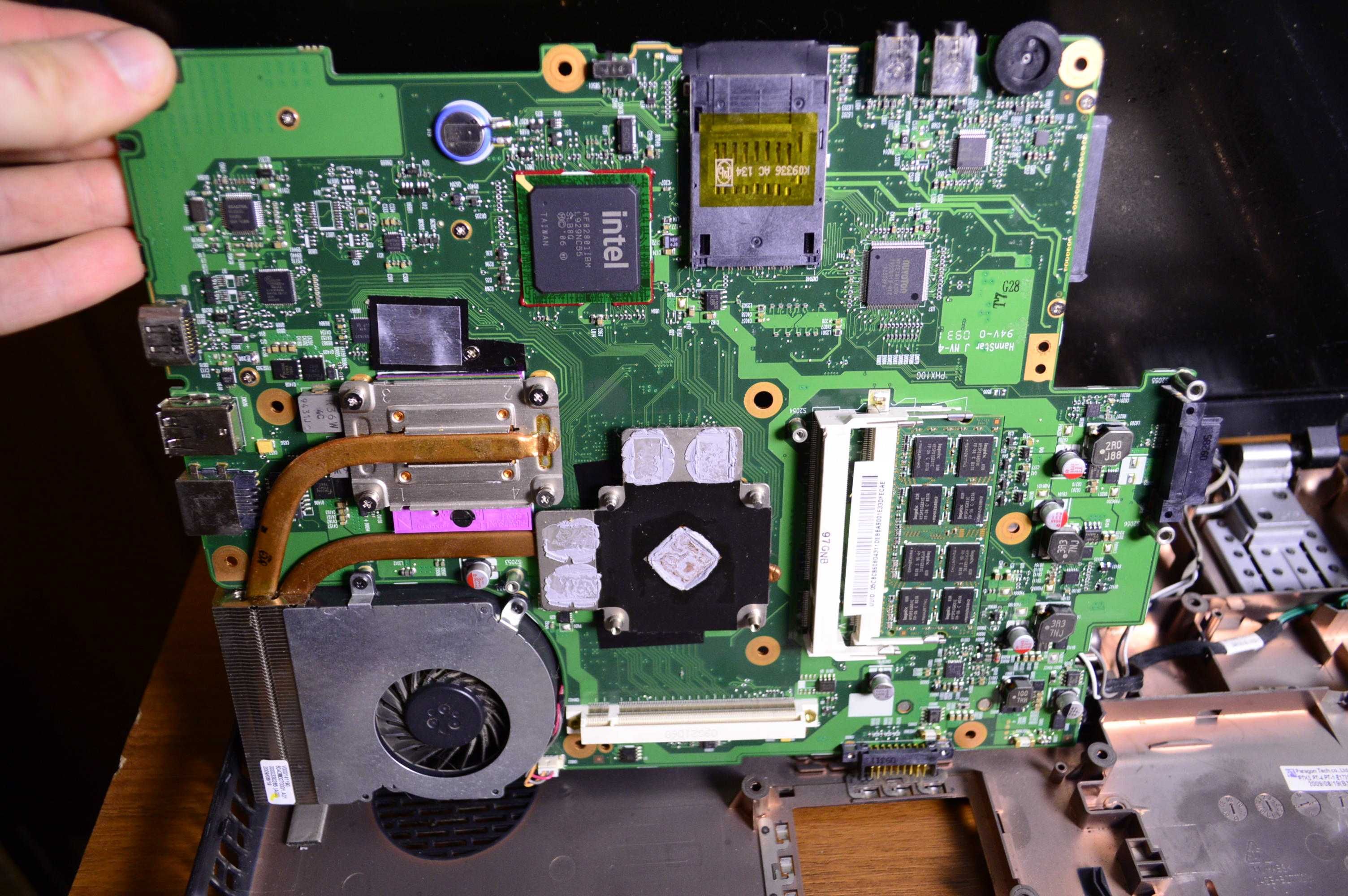 Toshiba l350 24u Лаптоп без видеокарта за части ремонт