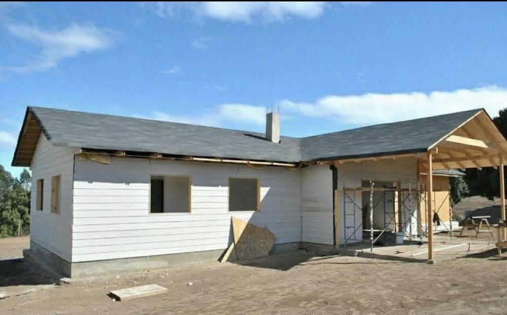 Vand casa pe structura metalica de locuit