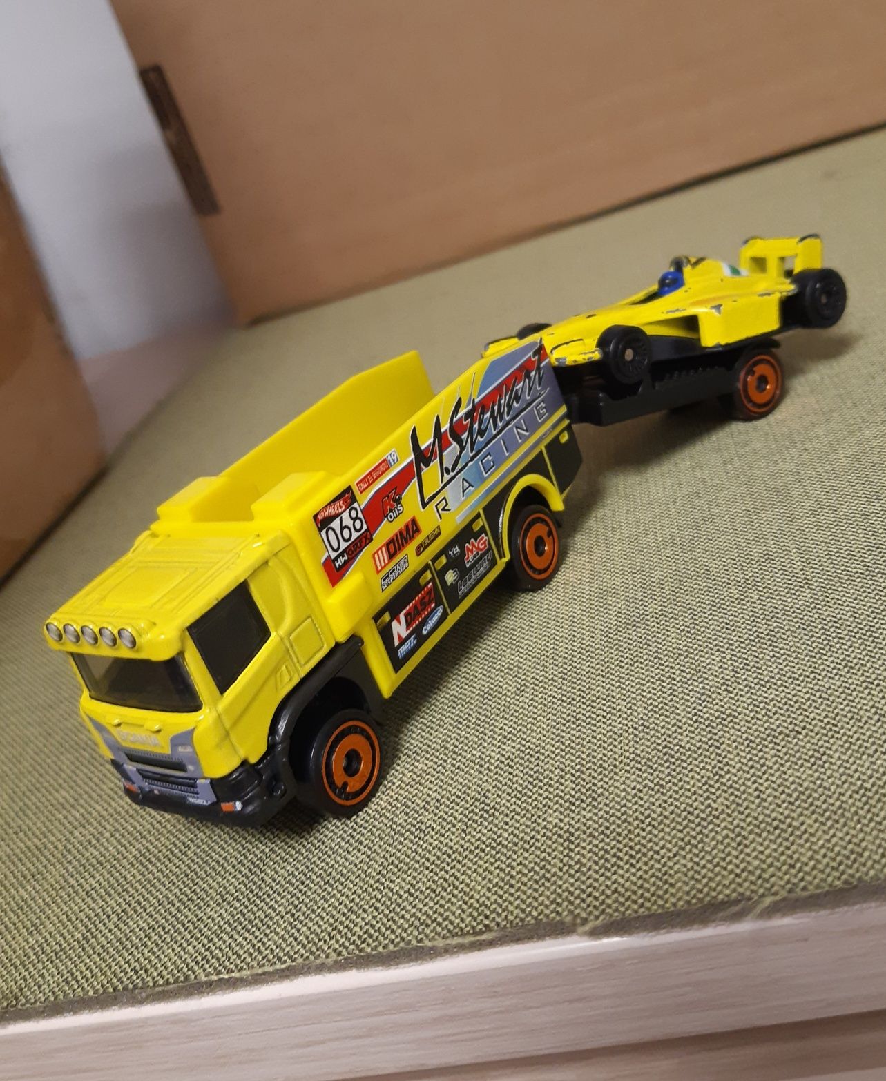 Macheta camion Scania+remorca+masinuta F 1-McDonalds-Hotwheels-jucarii