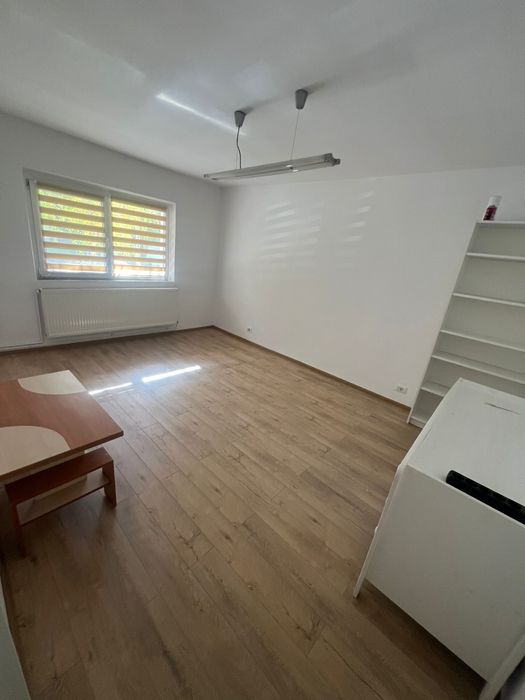 Închiriez apartament 2 camere, pretabil birou sau cabinet.