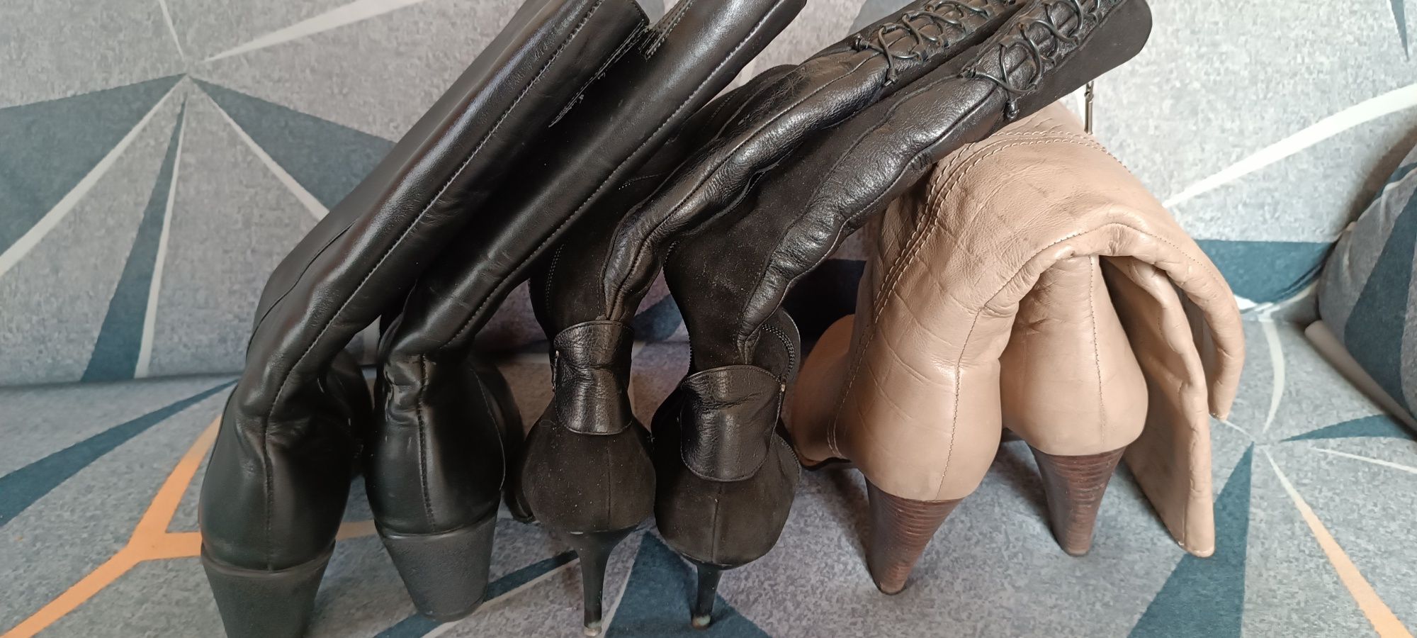 Продам 3 пары сапог за одну цену. 37р.