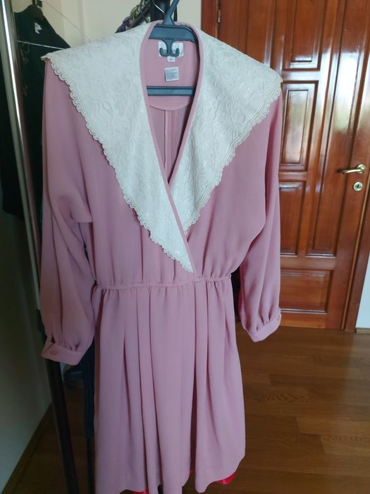 Vând rochii și costume mărimea 44,46.