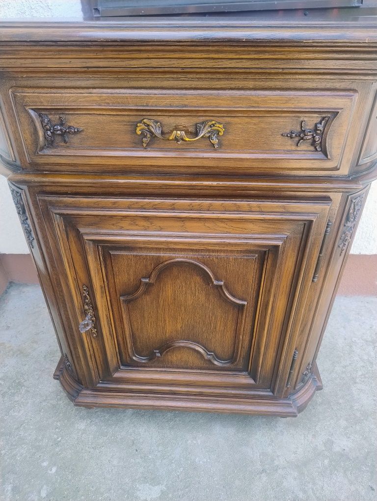 De vânzare servantă/comoda veche din lemn masiv
Dimensiuni: 81 cm
