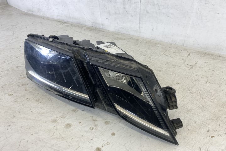 Фар Дясно Оригинален Лед Повреден Шкода / Skoda Octavia 3 Десен оригин