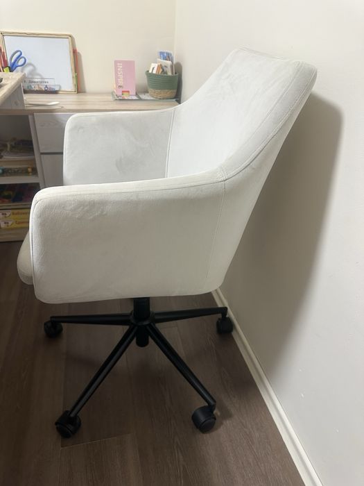 Чисто нов офис стол