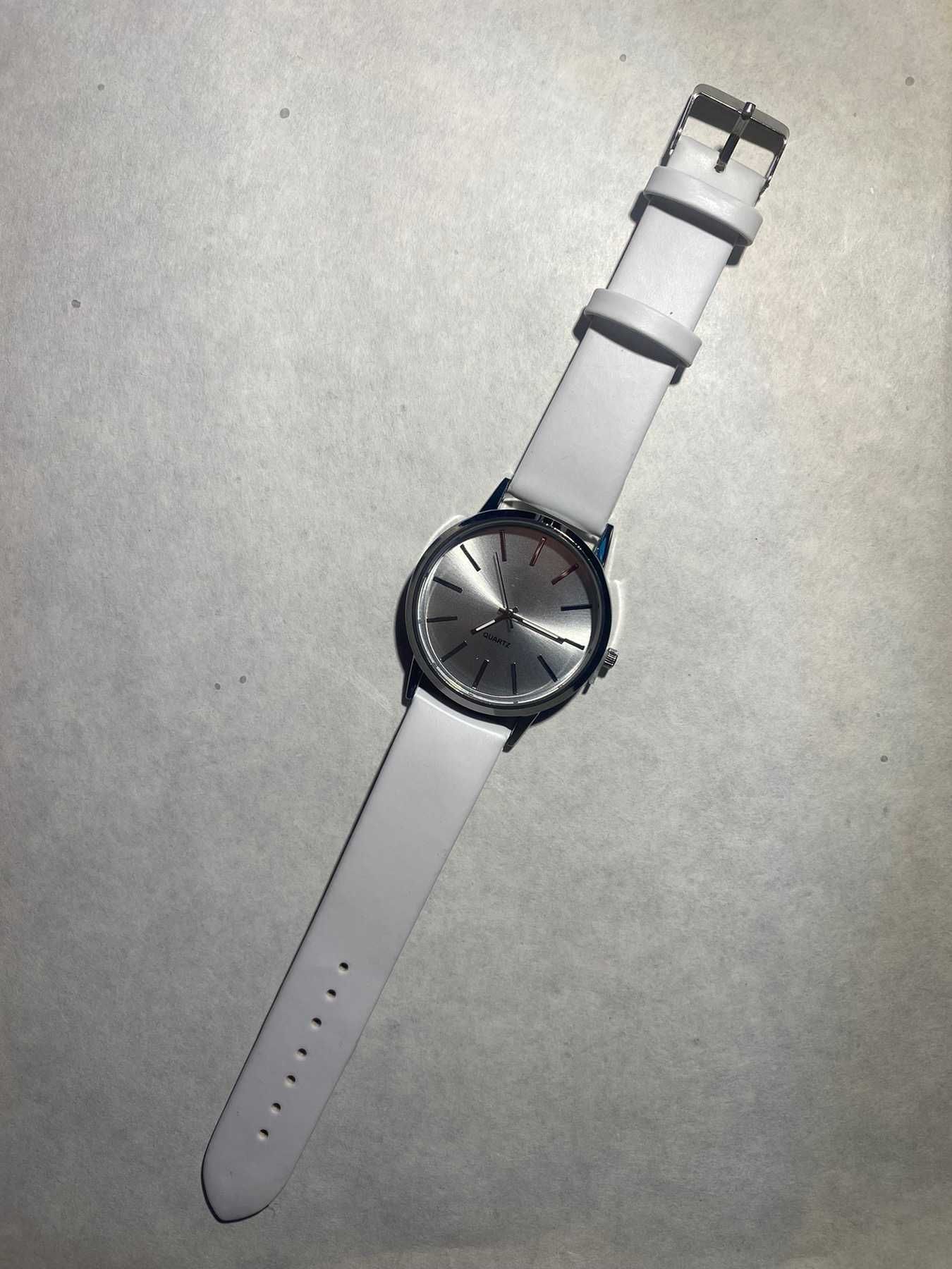 Quartz часовник с бяла каишка